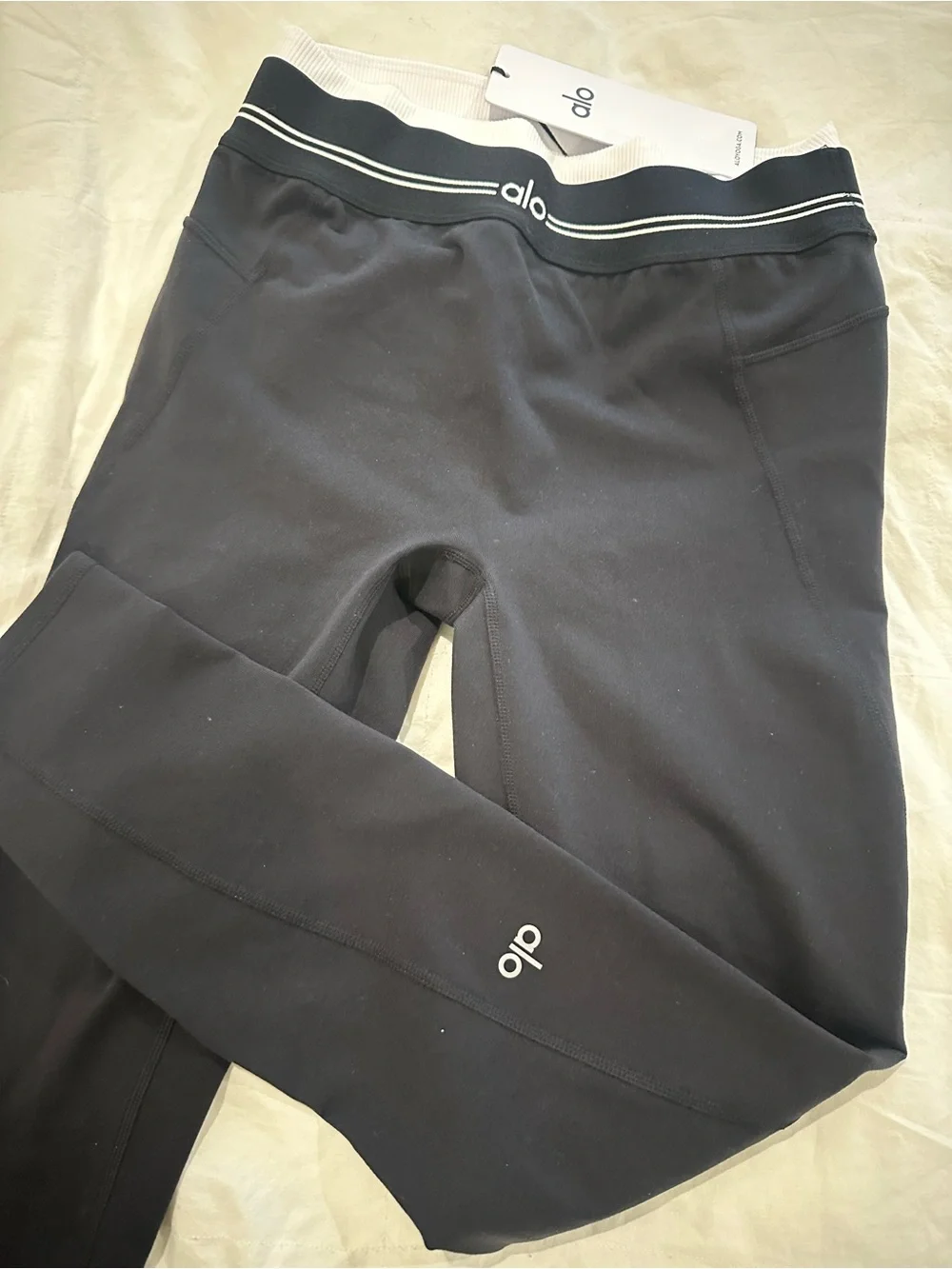 ALO Yoga women’s Black Logo Leggings